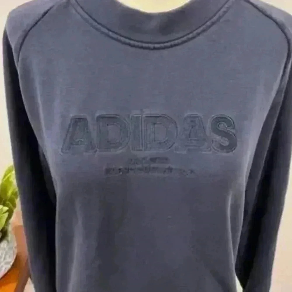 Size medium‎ retro adidas crew neck- women’s